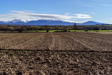 Manzara bulutları ve kalın sis kışın dağdan yeryüzüne doğru iniyor. Somosierra, İspanya