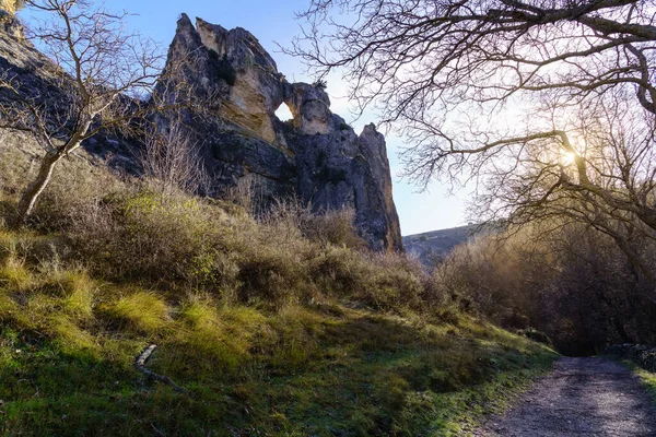 Montagna Rocciosa Con Buco Centro Lampo Del Sole Che Tramonta — Foto Stock