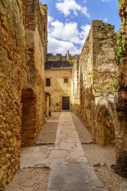 Segovia 'daki Pedraza Kalesi. Taştan yapılmış eski ortaçağ şövalyeleri sarayı. İçi taştan caddeleri, yeşil bitkileri, kemerleri ve tünelleri olan bir kale. İspanya.