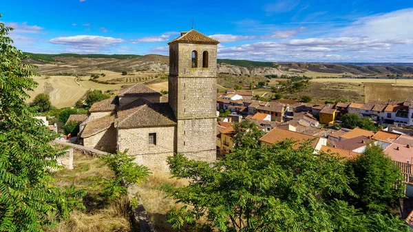 Taş evleri, eski kapıları ve pencereleri, kaldırımlı sokakları ve pitoresk atmosferi olan ortaçağ eski kasabası. Atienza, Guadalajara, İspanya. Avrupa.