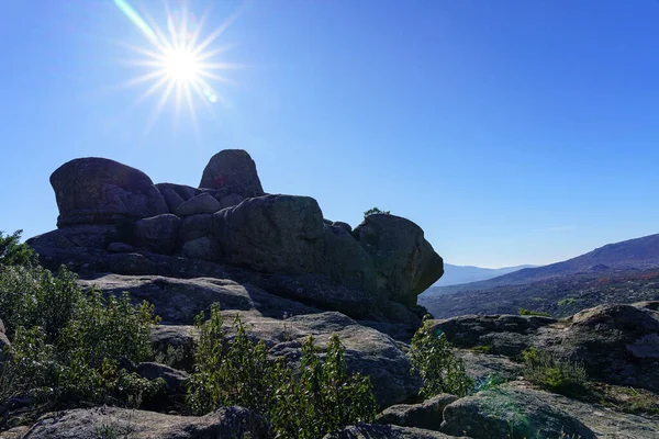 Lanskap Gunung Dengan Batu Granit Besar Langit Biru Dan Matahari — Stok Foto