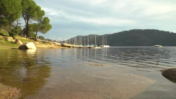 小さな波が海岸に向かって移動し 桟橋にドッキングセーリングボートと日没の湖の風景 パンターノ フアン マドリード — ストック動画