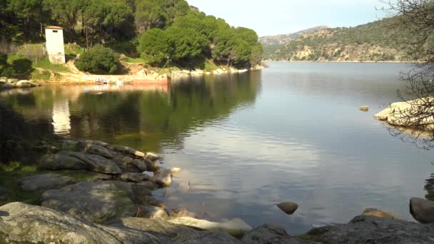 穏やかな水と黄金と青の色調で日没の湖の緑の風景 パンターノ フアン マドリード スペイン — ストック動画
