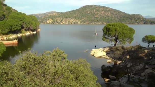 Groene Landschap Van Een Meer Bij Zonsondergang Met Rustig Water — Stockvideo