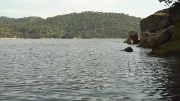 Paisagem Lago Nascer Sol Com Barcos Vela Navegando Água Montanhas — Vídeo de Stock