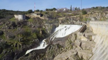 İlkbaharın gelmesiyle eriyen karlar nedeniyle rezervuarın boşaltılması. Atazar, Madrid. Avrupa,