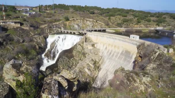 Udledning Reservoir Grund Smeltning Sne Grund Ankomsten Foråret Atazar Madrid – Stock-video