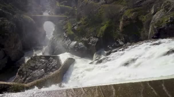 Vue Spectaculaire Une Cascade Haut Déversée Marécage Par Dégel Atazar — Video