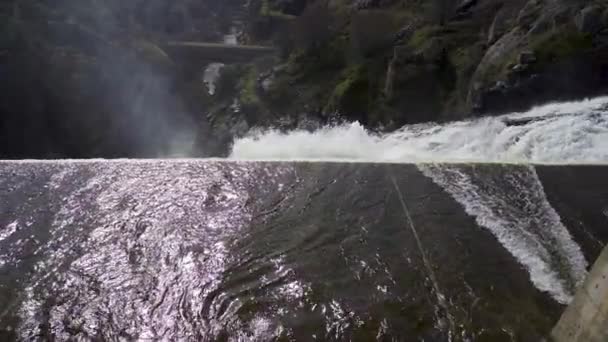 上から滝のスローモーションは 解凍で沼から排出されます アタザル マドリード スペイン — ストック動画