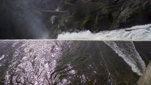 Langzame Beweging Van Een Waterval Van Boven Ontladen Uit Een — Stockvideo