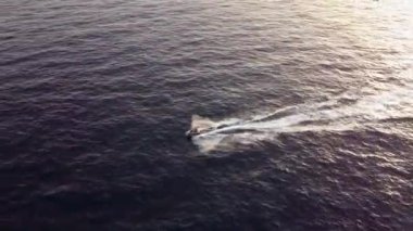 Sakin bir yaz denizinde kameranın önünden jet ski geçiyor. Büyük Kanarya. İspanya.