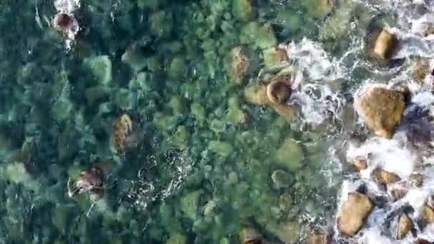 空中俯瞰着巨大的岩石海滩 海浪拍打在石头上 令人放松的景象 加那利岛 — 图库视频影像