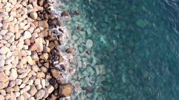 Vista Aérea Gran Playa Roca Con Olas Que Estrellan Las — Vídeos de Stock