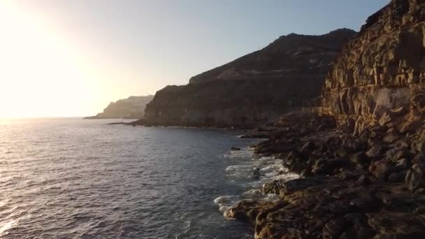 Αεροφωτογραφία Του Βράχου Στην Άκρη Της Θάλασσας Ένα Ήρεμο Ηλιοβασίλεμα — Αρχείο Βίντεο