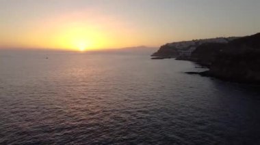 Denizin üzerinde gün batımı, ufukta batan güneş, İHA 'dan gelen hava manzarası. Büyük Kanarya. İspanya.