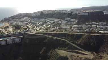 Porto Riko de Gran Canaria 'daki yazlıkların büyük şehirleşme manzarası. İspanya