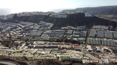 Porto Riko de Gran Canaria 'daki yazlıkların büyük şehirleşme manzarası. İspanya