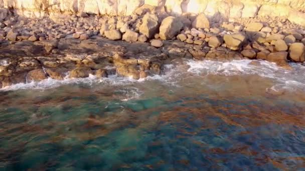 Vue Aérienne Falaise Par Mer Vagues Brisant Sur Les Rochers — Video