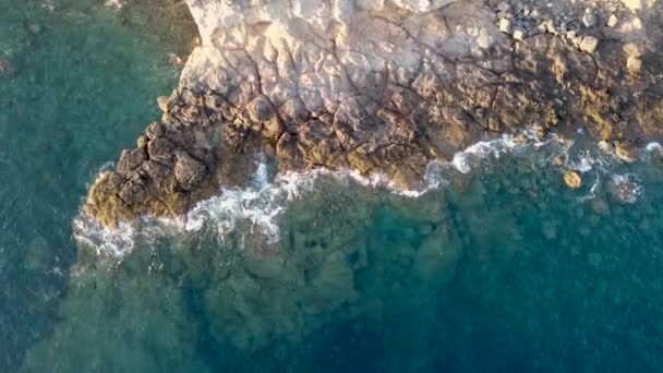 Aerial View Cliff Sea Waves Breaking Rocks View Seabed Gran — Stock Video