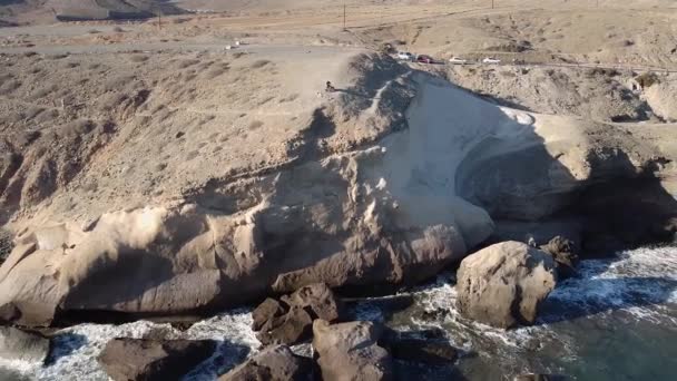 Vista Aérea Gran Acantilado Roca Caído Mar Isla Desierta Gran — Vídeo de stock