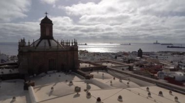 Gün batımında katedrali ve ufukta tekneleri olan Las Palmas şehrinin havadan görünüşü. Büyük Kanarya.