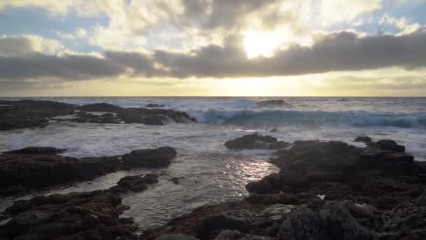 波が岩に衝突し水平線に太陽が沈む海の動きの遅い日没 グラン カナリア — ストック動画