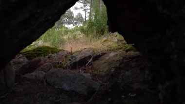 Akdeniz çam ormanındaki büyük kayaların arasında küçük bir mağara. Madrid mi? İspanya.