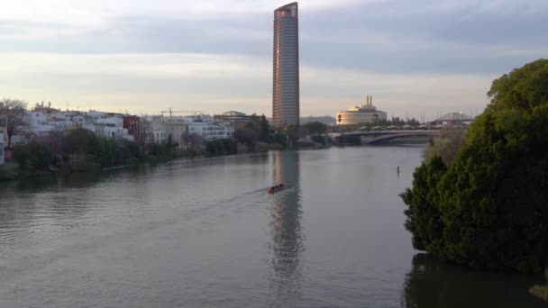 Ποταμός Guadalquivir Στη Σεβίλλη Torre Del Oro Και Τουριστικά Σκάφη — Αρχείο Βίντεο