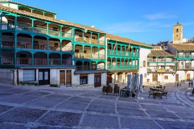 Madrid 'in Chinchon kasabasının merkez meydanı, tipik ahşap balkonlu evler ve eski bir ortaçağ atmosferi..