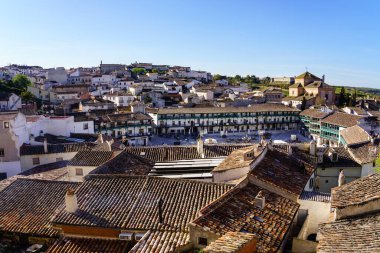 Madrid 'in ortaçağ Çinçin kasabasının havadan görünüşü, eski evler, kiliseler ve merkez meydanı. İspanya.