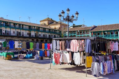 Madrid 'in ortaçağ şehri Chichon' un merkez meydanında bir pazar. İspanya.