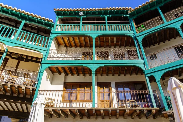 Madrid 'deki Chinchon meydanında tipik balkonlar, tüm evlerde eski ahşap balkonlar. İspanya.