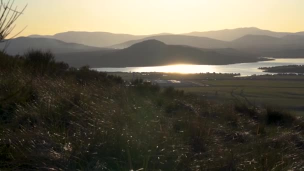 Movimiento Lento Puesta Sol Las Montañas Con Lago Agua Valle — Vídeo de stock