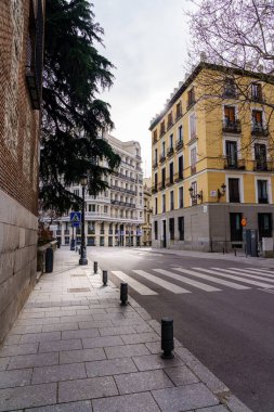 Madrid caddesinde farklı renklerde neoklasik binalar ve tipik balkonlar var. İspanya.