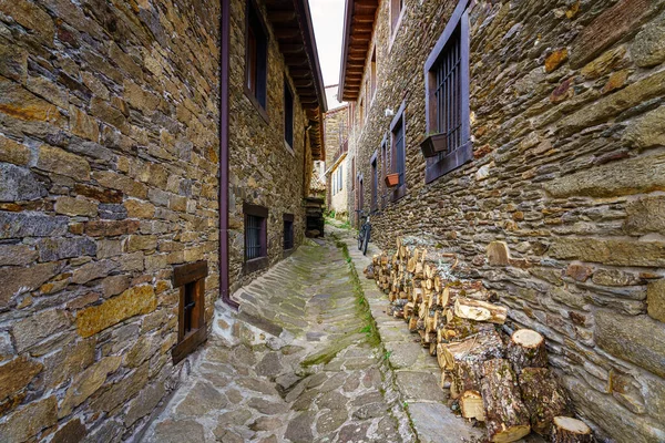 Callejón Estrecho Entre Antiguas Casas Piedra Una Bicicleta Leña Troncos — Foto de Stock