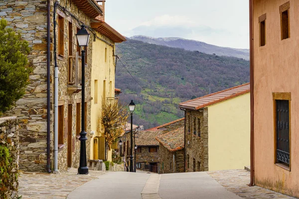 Renkli evleri ve arka planında dağ olan eski bir kasaba caddesi. La Hiruela Madrid 'de. İspanya.