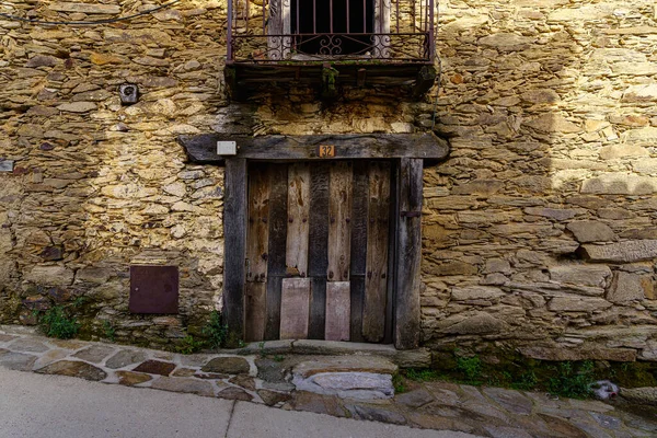 Façade Une Maison Très Ancienne Avec Une Porte Bois Balcon — Photo