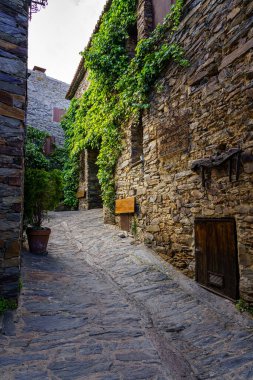 Eski kasabanın dar sokaklarında taş ve sarmaşık cepheleri var. Patones de Arriba Madrid. İspanya.