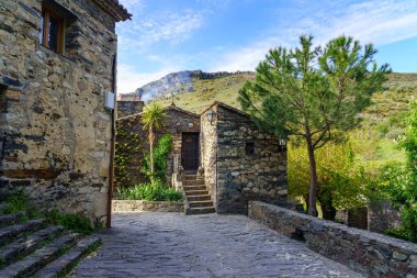 Dağın yanındaki küçük köy evi ve sabah köpüren baca. Patones de Arriba Madrid. İspanya.