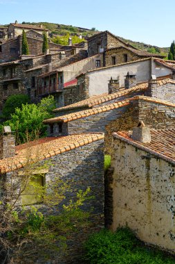 Dağlardaki taştan evler ve yeşil ağaçlarla dolu eski bir kasabanın havadan görünüşü. Patones de Arriba Madrid. İspanya.