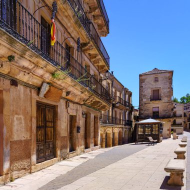 Demir parmaklıklı balkonları olan eski bir kasabada eski bir taş bina. Sepulveda, Segovia İspanya.