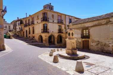 Kasaba meydanında antik taş çeşmeler ve ortaçağ binaları var. Sepulveda, Segovia İspanya.