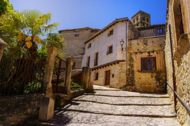 Yazın, taştan evleri olan eski bir kasabanın güneşli sokaklarında. Sepulveda.