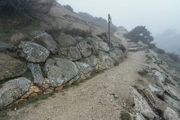 Trilha Montanha Para Caminhadas Dia Muito Frio Com Nevoeiro Pesado — Fotografia de Stock