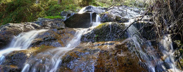 Büyülü Ormandaki Kayalardan Düşen Şelalesi Panoramisi Madrid Guadarrama — Stok fotoğraf