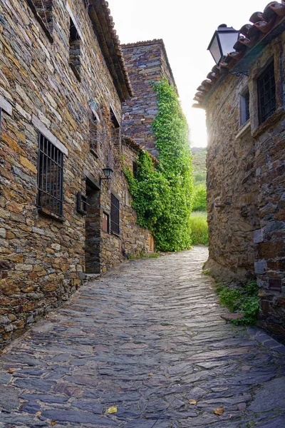 Strada Stretta Del Centro Storico Medievale Con Lampo Luce Tra — Foto Stock