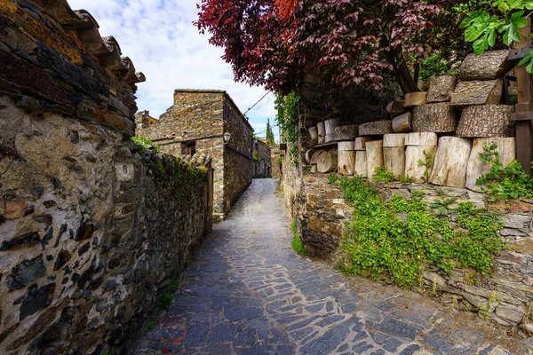 Vicolo Stretto Del Centro Storico Con Vecchie Case Tronchi Legna — Foto Stock