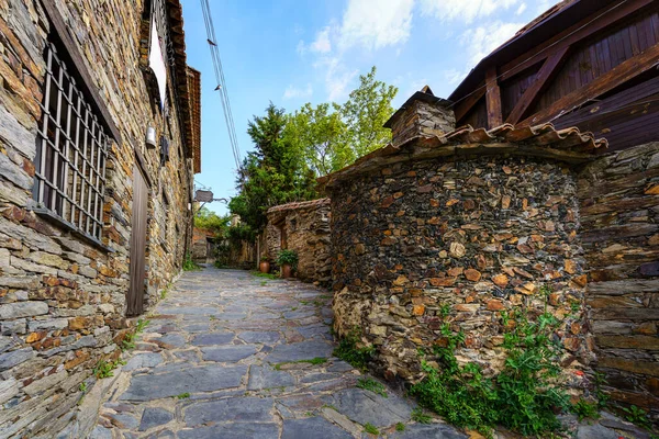 Taş evleri ve taş ocağı olan eski bir kasaba sokağı. Patones de Arriba Madrid. İspanya.