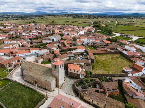 Taştan evleri ve eski kilisesi olan eski bir kasabanın havadan görünüşü. İspanya.