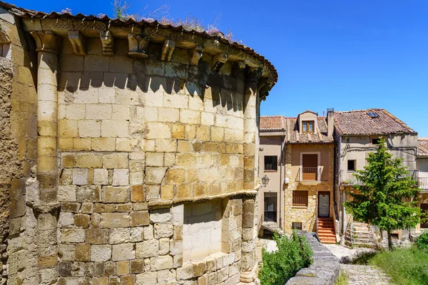 Antigua Iglesia Piedra Junto Estrechas Casas Antiguas Castilla Sepulveda España — Foto de Stock